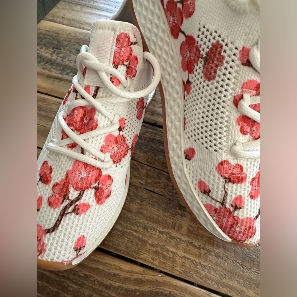 🌸 J/Slides Ophelia Floral Print Sneakers – Women’s Size 7 (NIB) 🌸